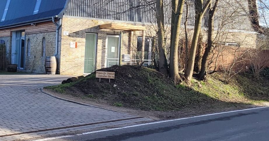 Eingang der Praxis Dr. Dieball in der Ostroher Straße 1b in Weddingstedt