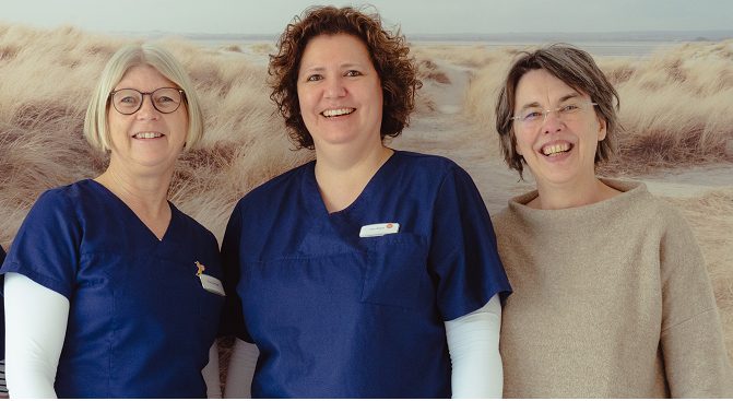 Das Team der Praxis vor einer Dünenlandschaft an der Nordsee, von links: Helma Sprenger, Sandra Blohm und Dr. med. Ute Dieball